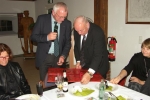 Wilhelm Wilberts überreicht die Spende